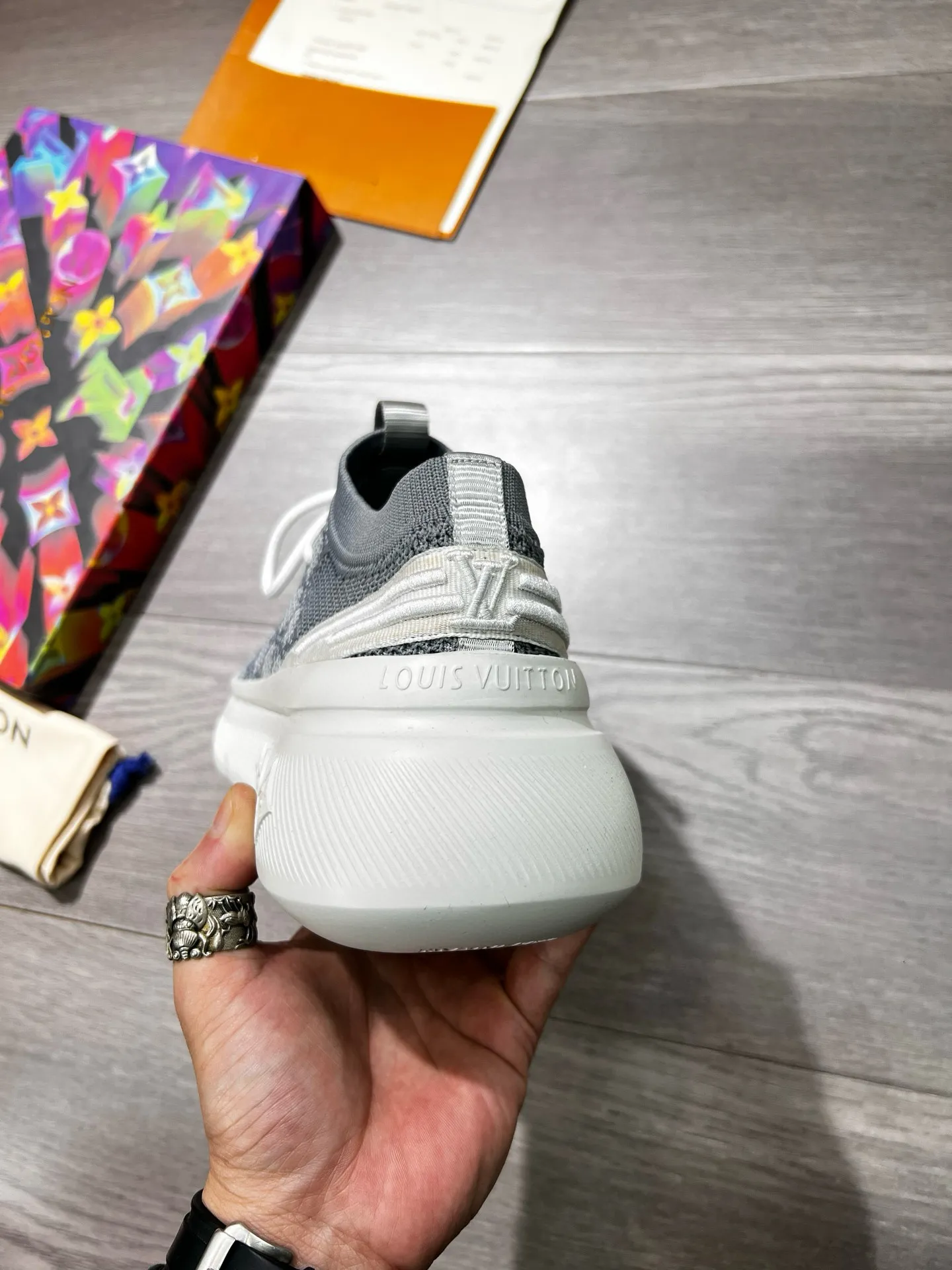 Ex-factory price: 460💰◾️▫️Lv~ Brand new low-cut men’s socks and shoes👟, made of special elastic knitted fabric consistent with the high-end original version, thickened and thickened to ensure multi-season practicality and wrinkle resistance, and will never deform or become loose after repeated stretching! It feels light and comfortable on your feet! Four colors available, Size: 38-45 (45 is custom-made and cannot be returned or exchanged)